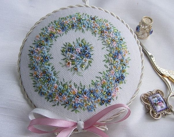 Вышитые лентами игольницы