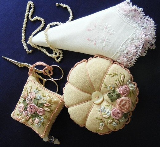 Вышитые лентами игольницы