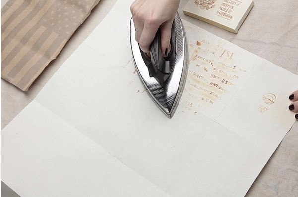 Нарисуйте что-нибудь молоком на листе бумаги, а через 30 минут прогладьте просохшую бумагу остывшим 