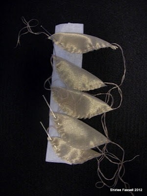 Делаем броши из бисера,шелка и пайеток