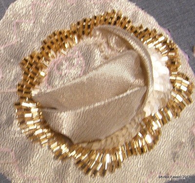 Делаем броши из бисера,шелка и пайеток