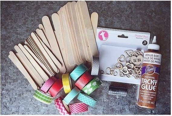 Мастерим фоторамки из палочек от мороженого и цветного скотча.