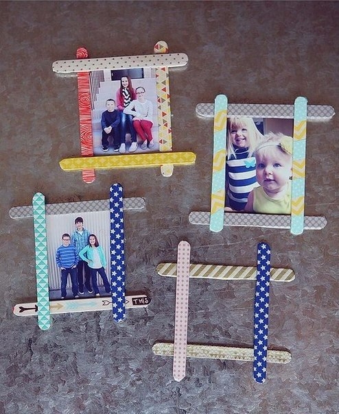 Мастерим фоторамки из палочек от мороженого и цветного скотча.