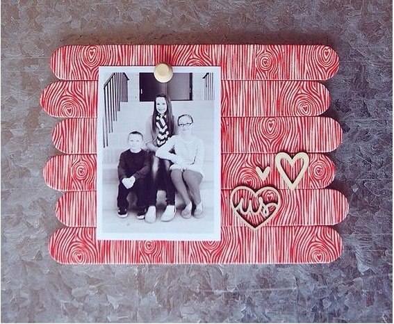 Мастерим фоторамки из палочек от мороженого и цветного скотча.