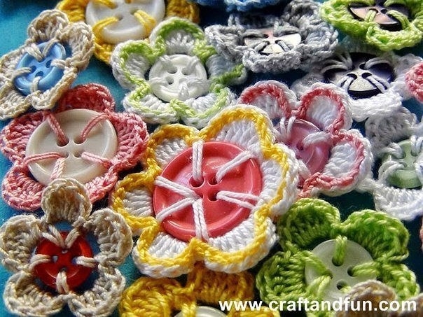 Оригинальные вязаные цветочки для декора детских одежек: обвязка пуговиц