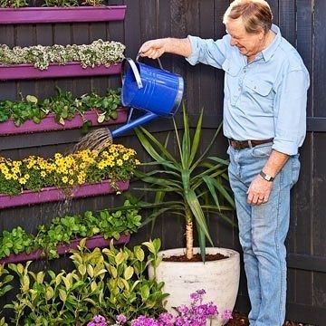 Как сделать вертикальный цветник из водосточных труб