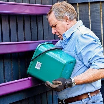 Как сделать вертикальный цветник из водосточных труб