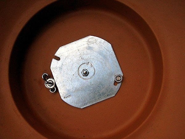 Коптильня из глиняного горшка