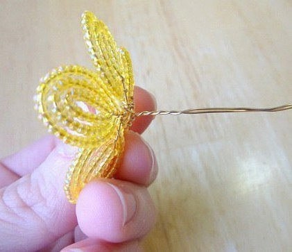 Цветочек из бисера
