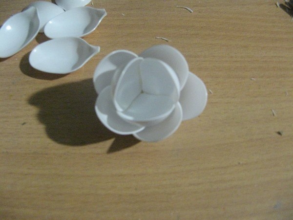 Лилии из пластиковых ложек