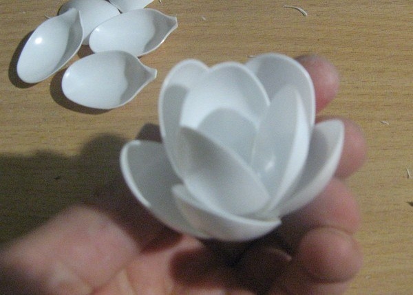 Лилии из пластиковых ложек