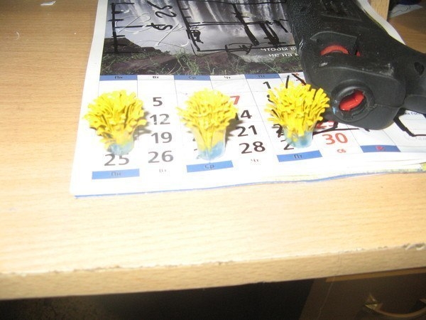 Лилии из пластиковых ложек