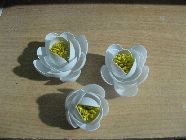 Лилии из пластиковых ложек