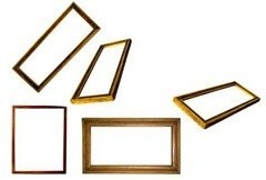 Интересная идея. Фотографии на углу стены.