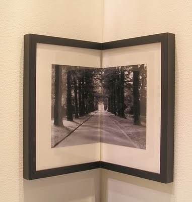 Интересная идея. Фотографии на углу стены.