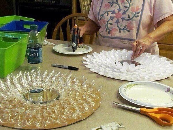 Декор из пластиковых ложек.