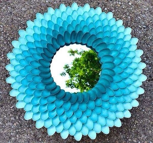 Декор из пластиковых ложек.