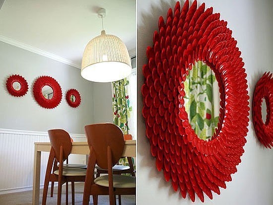 Декор из пластиковых ложек.