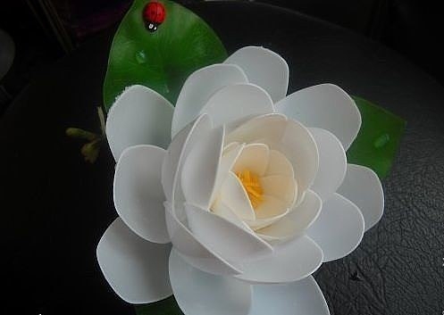 Декор из пластиковых ложек.