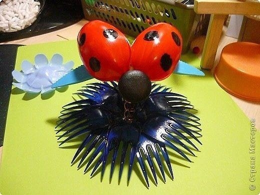 Декор из пластиковых ложек.