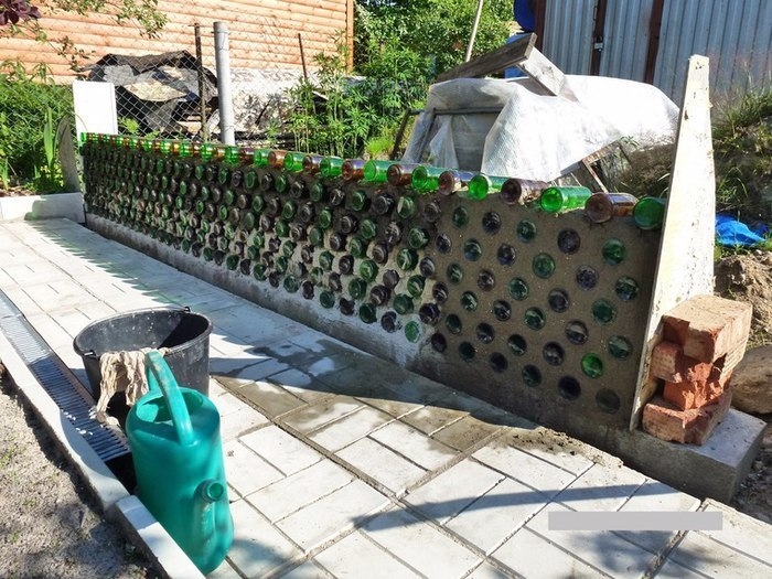 Делаем оригинальную клумбу из бутылок