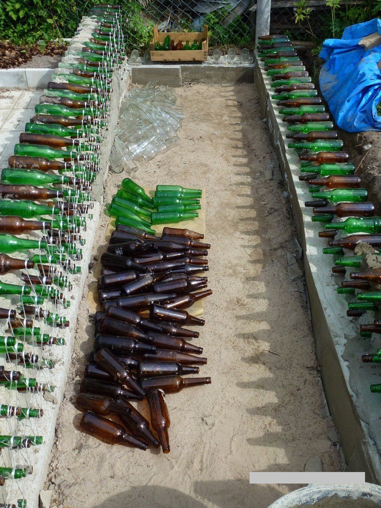 Делаем оригинальную клумбу из бутылок