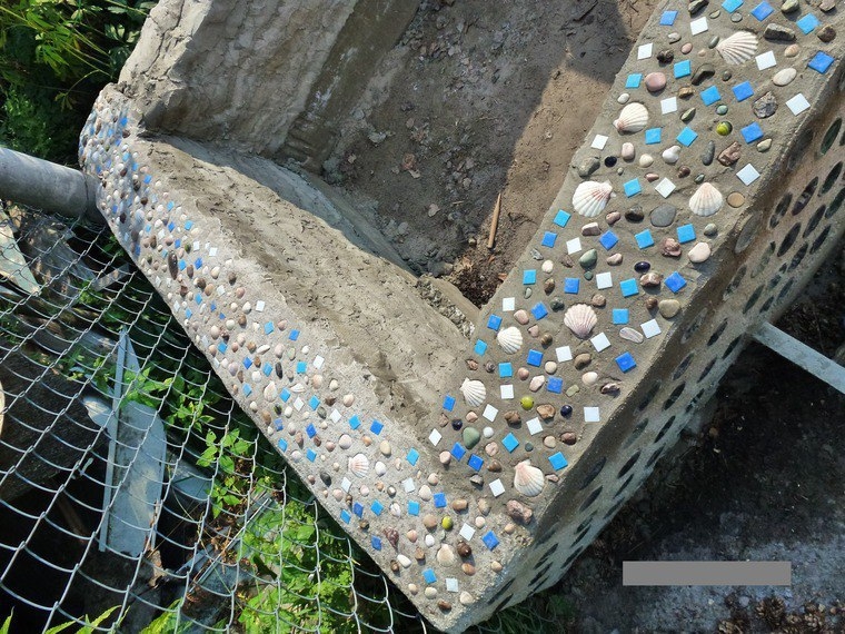 Делаем оригинальную клумбу из бутылок