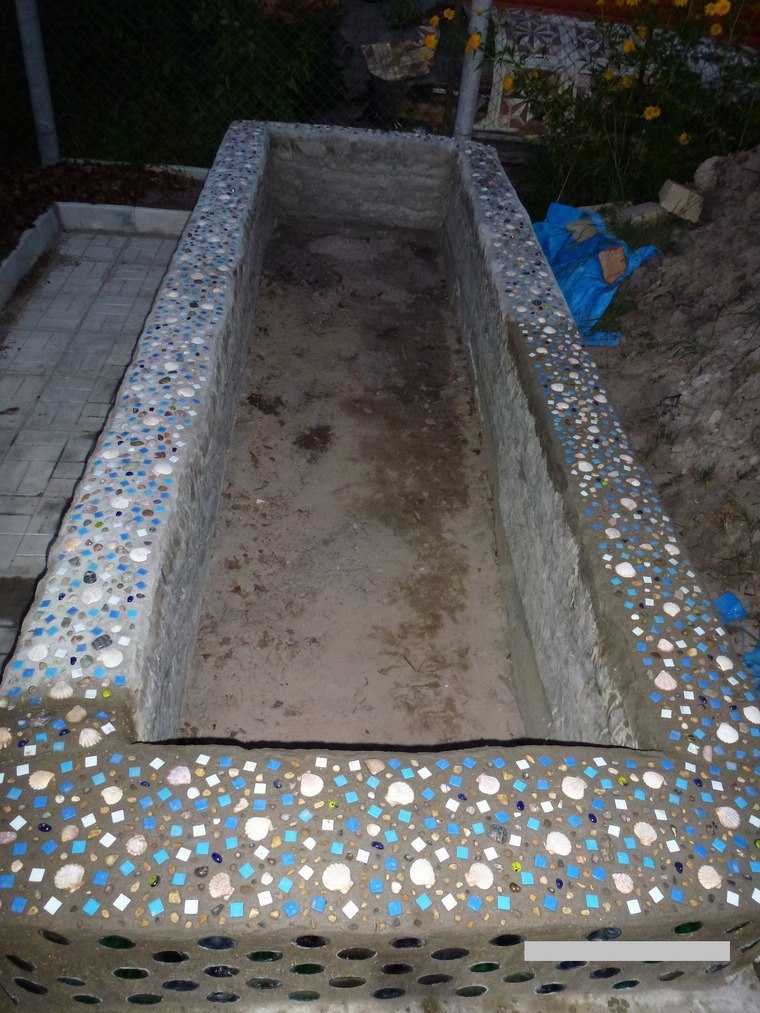 Делаем оригинальную клумбу из бутылок