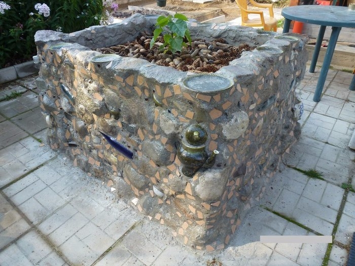 Делаем оригинальную клумбу из бутылок