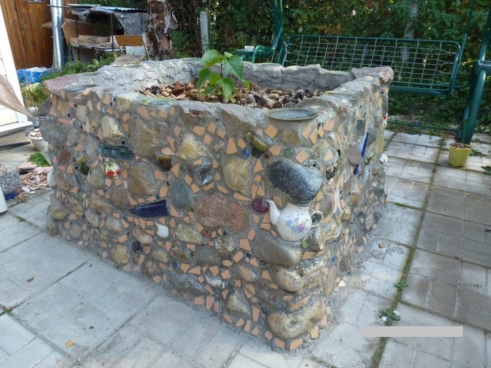 Делаем оригинальную клумбу из бутылок