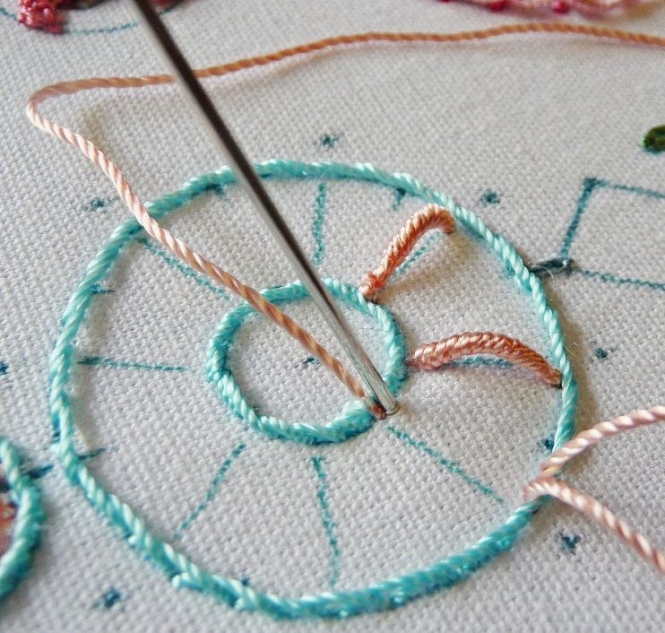 Объёмная вышивка цветка крупным планом