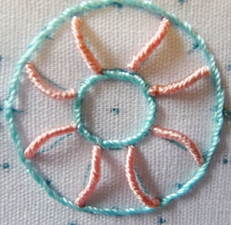 Объёмная вышивка цветка крупным планом