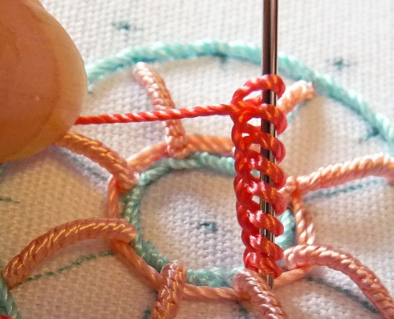 Объёмная вышивка цветка крупным планом