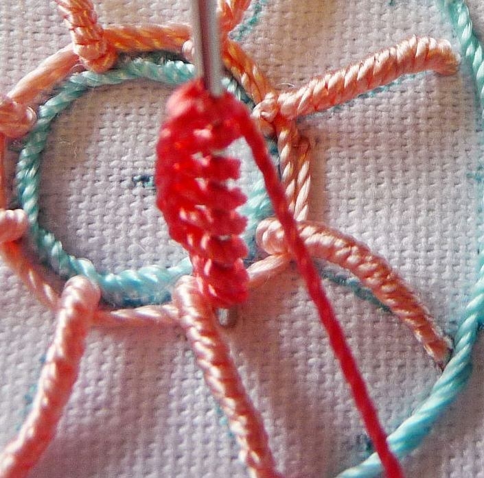 Объёмная вышивка цветка крупным планом