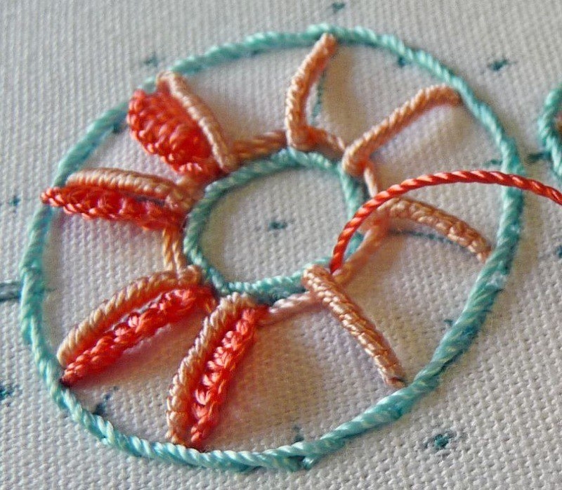 Объёмная вышивка цветка крупным планом