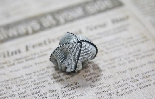 Аксессуары своими руками. Брошка из тесьмы. Мастер-класс