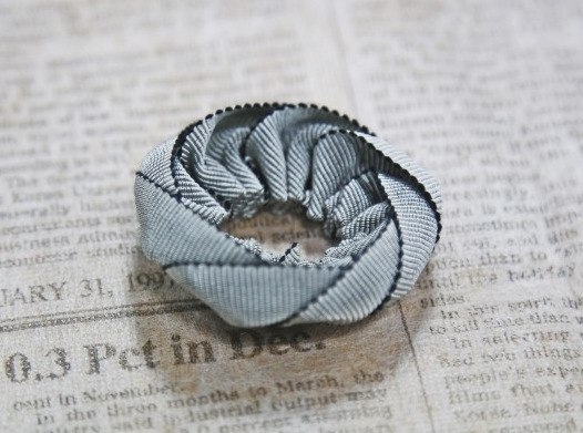 Аксессуары своими руками. Брошка из тесьмы. Мастер-класс