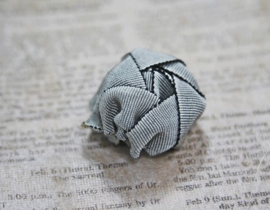 Аксессуары своими руками. Брошка из тесьмы. Мастер-класс