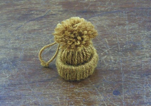 Славные шапочки из ниток для декора