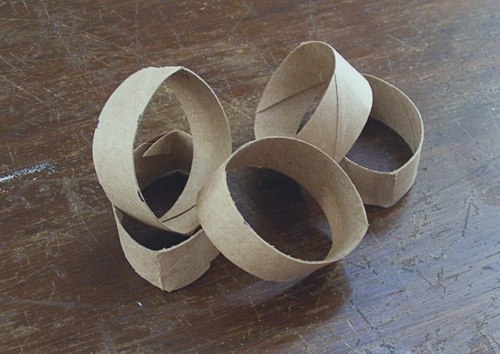 Славные шапочки из ниток для декора