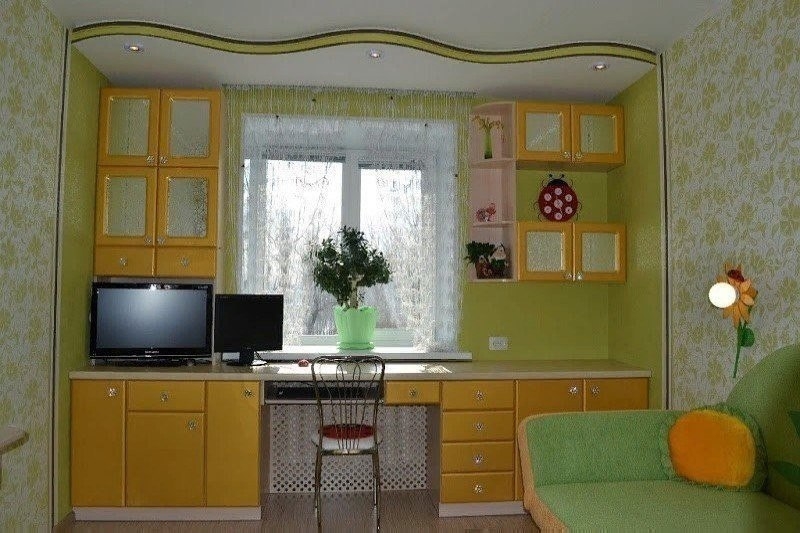 Шкафы вокруг окна, это удобно и экономит пространство в комнате