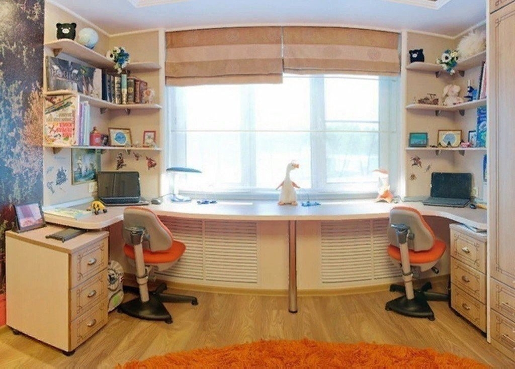 Шкафы вокруг окна, это удобно и экономит пространство в комнате