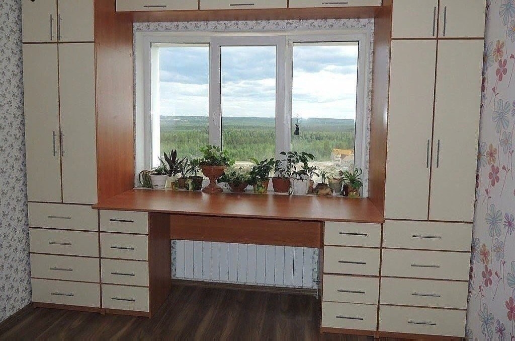 Шкафы вокруг окна, это удобно и экономит пространство в комнате