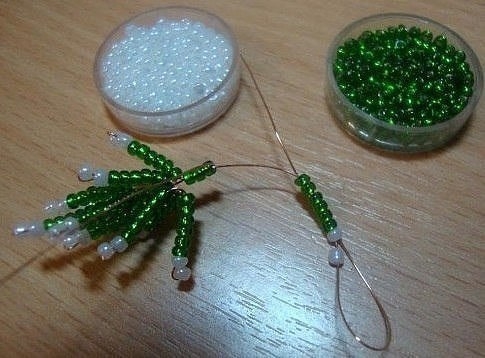 Мастер-класс по зимней елочке из бисера.