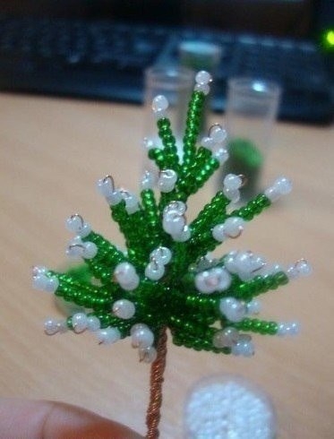 Мастер-класс по зимней елочке из бисера.