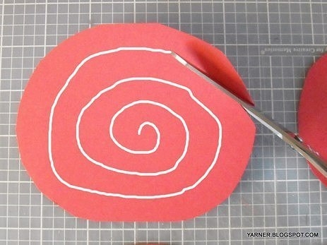 Оригинальный новогодний венок из бумажных розочек