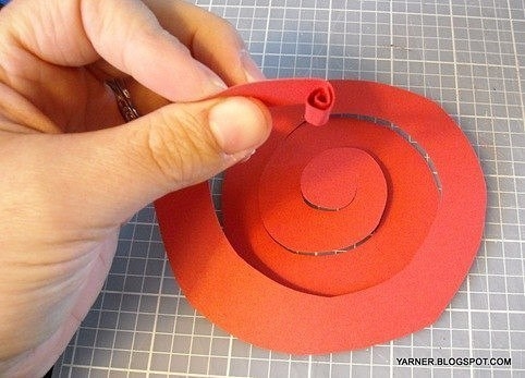 Оригинальный новогодний венок из бумажных розочек