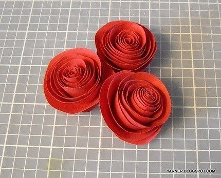 Оригинальный новогодний венок из бумажных розочек