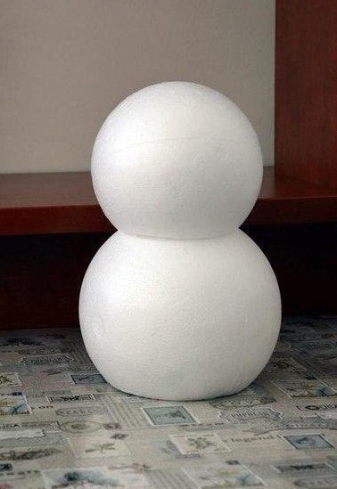 Снеговички из пенопластовых шариков.