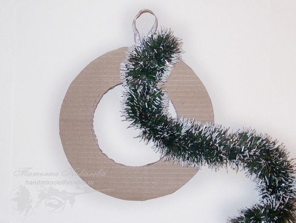 Новогодний венок из конфет